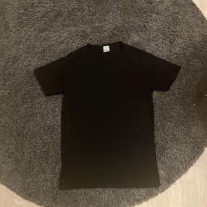 Jätte fin och skön svart t-shirt med ganska tjockt matrial. Säljer pga att den är för lite. De står T.L på lappen vilket är inutsialer 