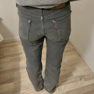 Säljer dessa gråa jeans från Levis. De är straight, midwaist och ba assnygga, modell: 501 🖤 nypris 1100kr