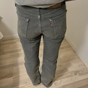 Levis jeans - Säljer dessa gråa jeans från Levis. De är straight, midwaist och ba assnygga, modell: 501 🖤 nypris 1100kr