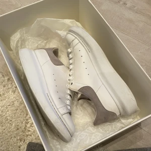 Alexander McQueen  - Säljer mina superfina Alexander Mcqueens. Köpta 2019 och använda sedan dess. Går att lämna in för att fräscha upp, framförallt den färgade delen där bak som normalt sätt ska vara ljus blå💙 Storlek 38 men passar även 39. Äkthetsbevis och kvitto medföljer. 