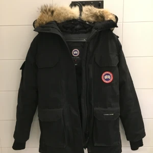 Canada Goose Expedition - Svart Canada Goose expedition storlek XS. Finns tecken på användning. Jackan är förvarad liggandes för att behålla dunet på plats så det inte sjunker ner. Skriv om du undrar något! /Mimmi