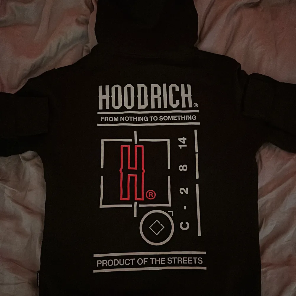 Helt ny HOODRICH HOODIE! Färg:Svart Strlk Medium (M), passar även Smal (S) Ny pris 800kr  Mitt pris 500kr. Hoodies.