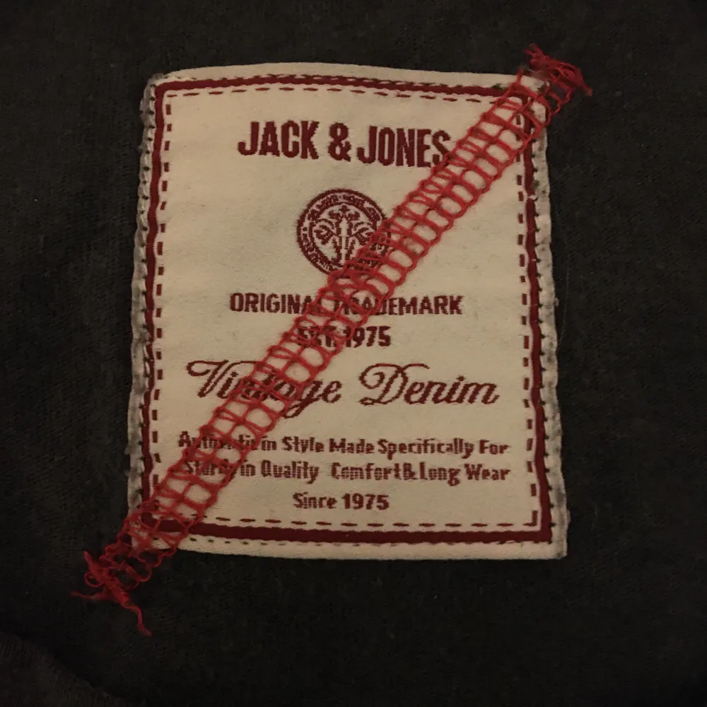 Asfet t-shirt med tryck och Rhinestones från jack&jones. Passar overzised s/ medium . T-shirts.