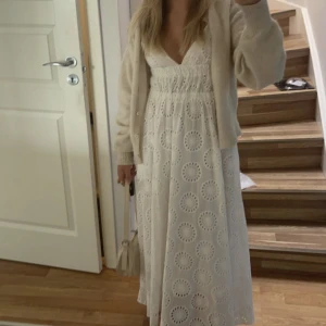 Långklänning med broderier - Säljer denna vita långklänningen med broderier från zara. Endast använd en gång på skolavslutningen.🤩❤️❤️
