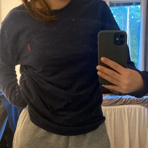 Ralph Lauren tröja - Säljer den här jättefina mörkblåa tunna Ralph Lauren tröjan!💙💙 Skriv för mer bilder eller frågor💗