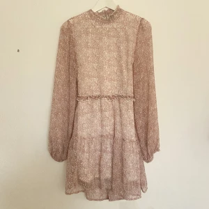 Klänning  - Blommig klänning från Nelly me öppen rygg i storleken 36. Aldrig använt och i mycket bra skick!