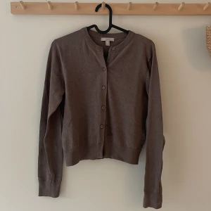 Stickad kofta  - Super fin stickad kofta från hm, i bra skick använd få gånger✨✨