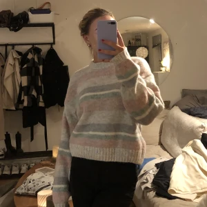 Stickad tröja - Säljer denna jättefina stickade tröja i storlek S. Jättemjuk🥰