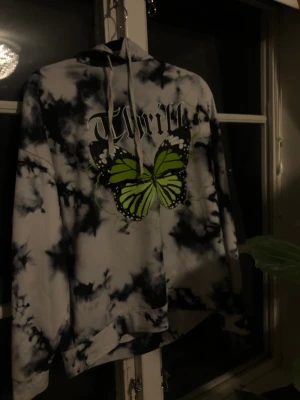 Hoodie - Vit svart hoodie, aldrig kommit till användning, köptes för 249 säljs nu gör 99