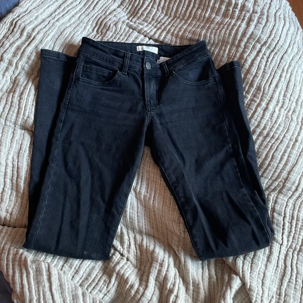 Låg minskade jeans från stradivarius. Väldigt bra i passformen och långa i benen!. Jeans & Byxor.