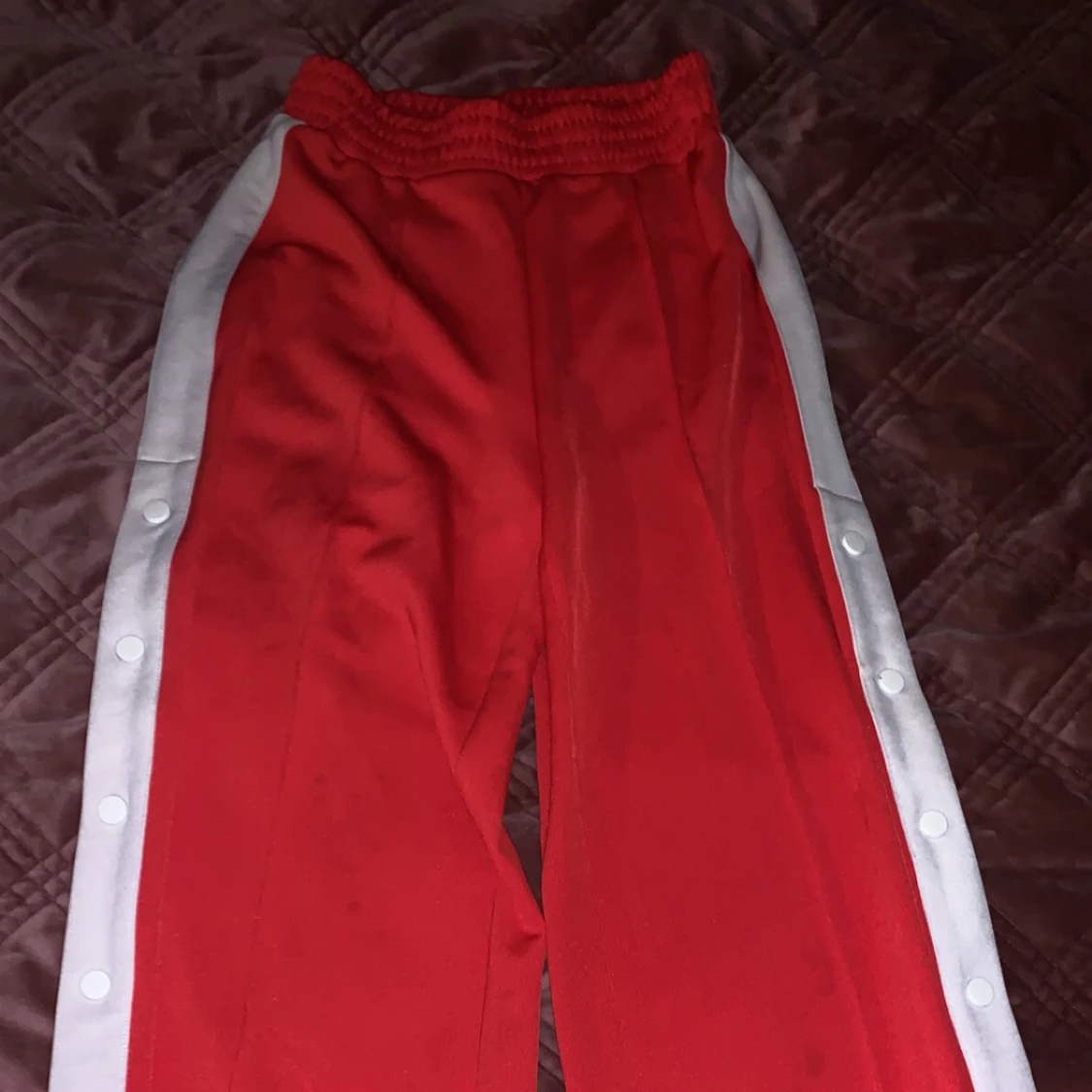 Rött och vit byxor