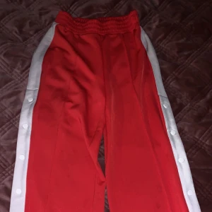 Rött och vit byxor - Sitter jätte bra, färgen är jätte fint