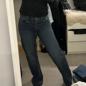 low waist jeans - lågmidjade mörkblå jeans, långa i benen, bra skick💕