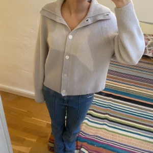 Stickad kofta other stories - Supersöt ljusblå kofta från other stories, använt fåtal gånger, som ny!❤️