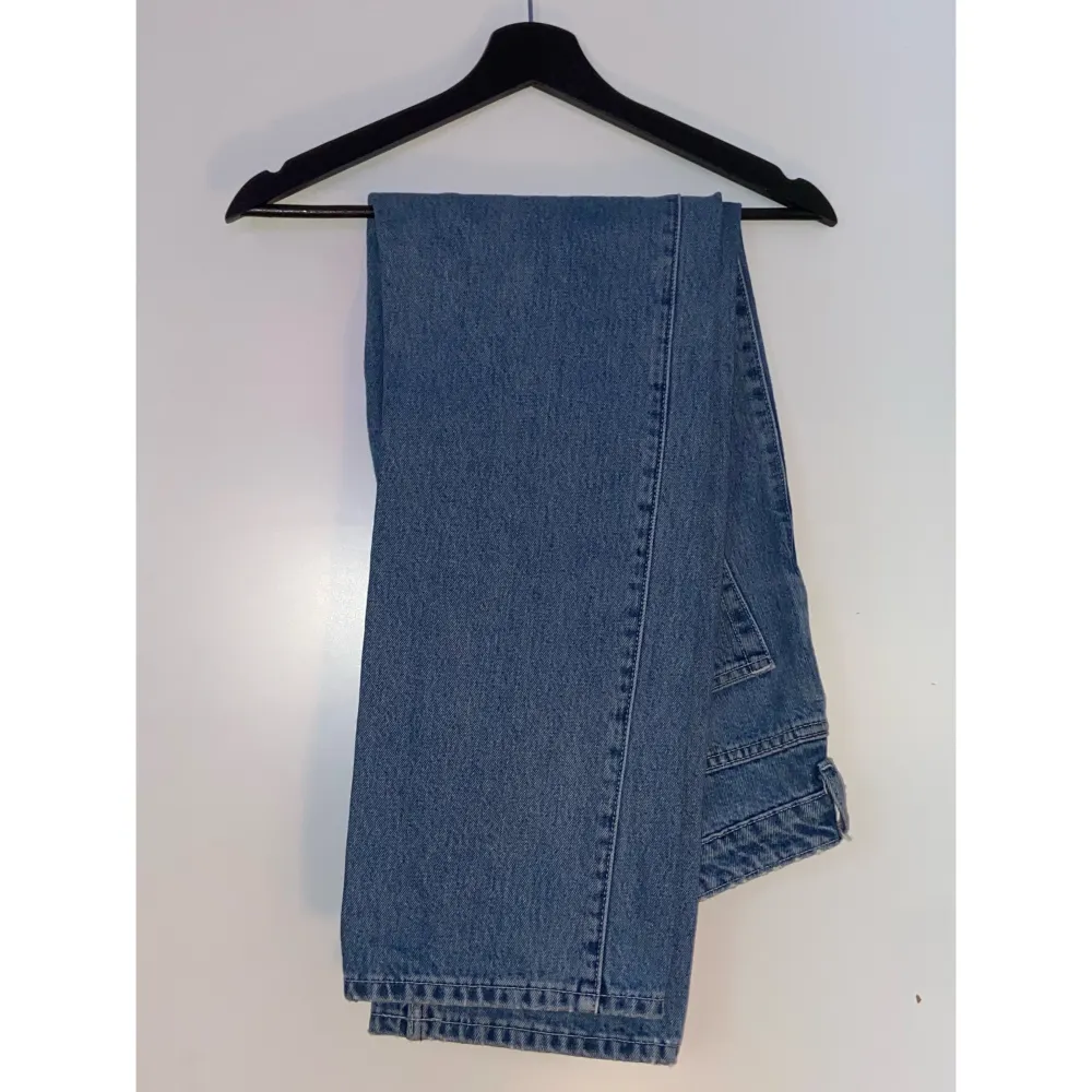 Blåa jeans köpta från Weekday! Sparsamt använda och i väldigt bra skick. Köpta för 500kr. Kan frakta eller mötas i Uppsala🫧. Jeans & Byxor.