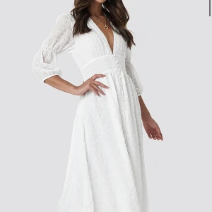 Vit långklännnig - Säljer nu denna fina adoore inspirerade långklänningen. Perfekt för den som vill ha en lite längre studentklänning! Använd vid ett tillfälle därav inga defekter. Utgått ur sortimentet så går ej att köpa i butik. Säljes nu för 499kr