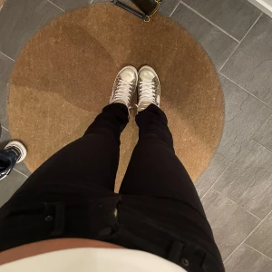 Svarta Levis jeans - Lågmidjade svarta Levis jeans💙 Modell 724. Aldrig använda. Midjestorlek 25, längd 32