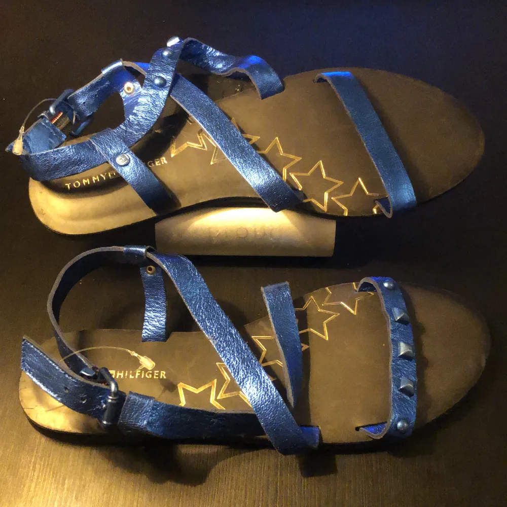 Helt oanvända Tommy Hilfiger sandaler, de någon special edition. Skor.