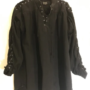 Medeltida tröja - Älskar den här men har inte kommit till användning! Köpt på EMP för några år sedan. Oversized.