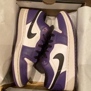 Air Jordan 1 low court purple  - Ett par skor som är försmå för mig nu men som är snygga. Det som är jobbigt är att dem är creasade men det är därför jag har detta låga pris.