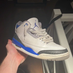 Air Jordan 3 Racer Blue - Air Jordan Racer Blue i storlek 44. Har tagit hand om dom väl då dom har små tecken som visar på användning. Dom ser lite smutsiga ut och ser säkert mycket bättre ut om man gör rent dom. Skriv ifall du har frågor och kan gå ner en del vid en snabb affär!😁
