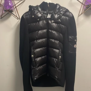 Moncler cardigan - Moncler cardigan som jag knappt använt, den ligger ba hemma