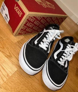 Vans skor strl 41 - Säljer Vans skor i storlek 41 pga för stor storlek för mig. De är i väldigt fint nästan nyskick då jag använt dom typ 2 ggr bara. Köparen står för frakten. Betalning via swish. Nypris ca 850kr.