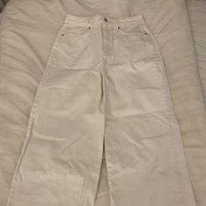 Säljer mina vita vida jeans från Gina Tricot. Storlek: 36 