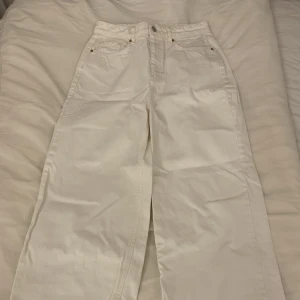 Vita jeans  - Säljer mina vita vida jeans från Gina Tricot. Storlek: 36 