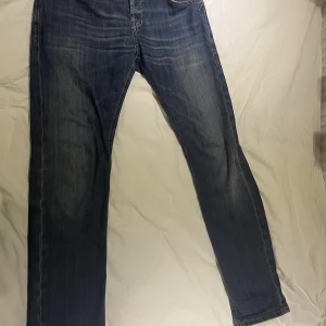 Dondup jeans - Dondup jeans i storlek 35. Sitter tajt så är ungefär som vanliga jeans i 33.