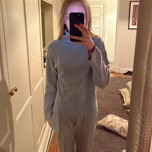Stickad tröja med turtleneck - Säljer denna gosiga tröja ifrån zara då den inte kommer till användning. Den är använd ett fåtal gånger och är i bra skick. Köpt för 200kr😊