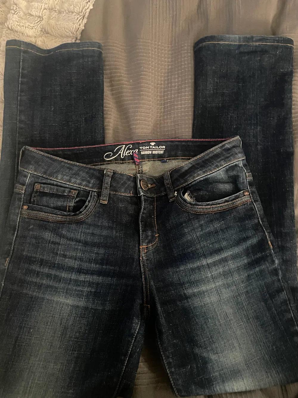 Jättefina low waist Tom Tailor vintage bootcut jeans!💗 Säljer pga att de är för stora💘 Köpare står för frakt! Pris kan diskuteras!!. Jeans & Byxor.