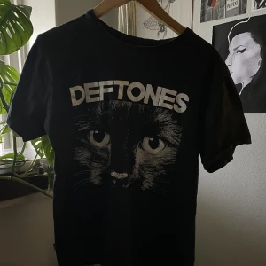 Deftones T-shirt - Intressekoll för denna deftones t-shirt i fint skick. Storlek M. Skriv vid frågor eller för fler bilder, köparen står för frakten!💖