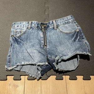 Mörkblå jeansshorts  - Nästan oanvända jeansshorts i storlek 152