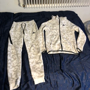 Nike tech set - Nike tech köpt begagnad men passade inte. Storlek xs