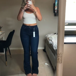 Blåa bootcut - Superfina oanvända mörkblåa bootcut jeans med prislapp.