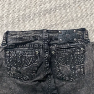 Lågmidjade Miss Me jeans - KÖP EJ DIREKT! Jeans med supersnygga bakfickor! Passar tyvärr inte mig längre så säljer vidare❤️‍🔥❤️‍🔥