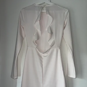 Ljus klänning  - En ljus kort klänning med så fin rygg som tyvärr inte passar mig! Aldrig använd och inköpt förra året! 