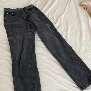 Jeans  - Säljer mina fina straight jeans pga att dom inte kommer till användning, jeansen har använts några gnr men är i fint skick💞 Om det är flera som är intresserade så kommer jag att starta budgivning. Skriv först privat om ni är intresserade😚 +frakt