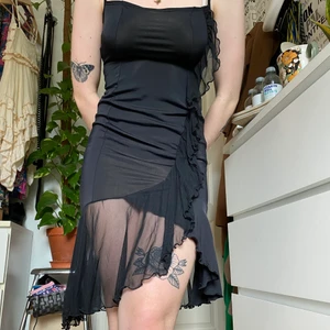 Svart festklänning från med Omar Piragino - Skitsnygg svart festklänning i träningslikt material med volanger från Omar Piragino. Finns ingen storleksmarkör men skulle säga stl S/M.   Du som köper står för frakt, möts annars upp vid Stockholm City. 