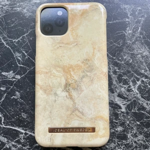 Nytt Ideal of Sweden skal till IPhone 11 PRO/XS/X - Råkade köpa fel så det passade inte på min mobil, så den inte bara ligger hemma utan att användas, säljer jag den istället för billigare pris! Är helt nytt så finns inga repor eller slitage! Tveka inte att höra av dig om du är intresserad av att köpa!!🥰