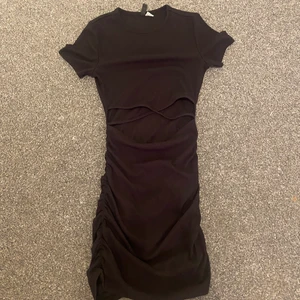 Svart klänning med öppen mage - Säljer denna jätte fina klänning med öppen mage. Otroligt fin en sommar dag eller någon annan dag. Jag har två olika en i storlek xxs en i xs, jag säljer den i xs. Vet ej orginal pris men runt 250kr mitt pris 100, hör av er för mer bilder. Frakt 51/45