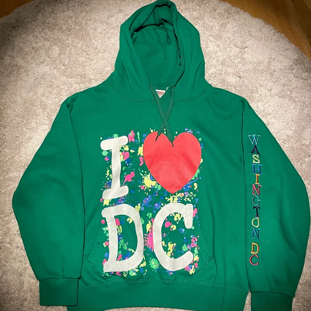 säljer denna balla hoodie med trycket ”i ❤️ DC” som tyvärr inte kommer till användning. hoodien är i bra skick men trycket är lite slitet💕. Hoodies.