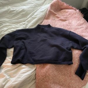 Mörkblå stickad med liten krage - Mörkblå stickad tröja från hm i storleken S med den är croppad 50kr + frakt använder  inte så ofta längre