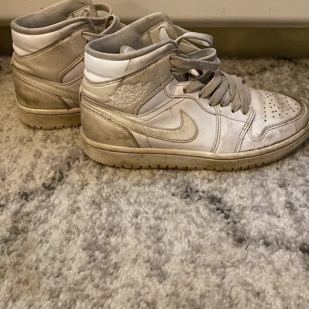 Dessa Jordans är använda men kommer förstås tvättas rejält innan de skickas . Skor.