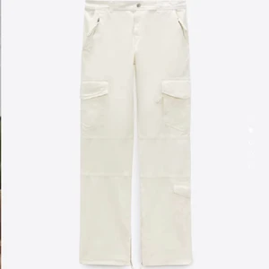 Zara, cargo byxor/pants - Otroligt populära cargo byxor ifrån zara som är slutsålda i ungefär alla storlekar säljer då jag söker ett par i storlek 36 pris går att diskuterA!