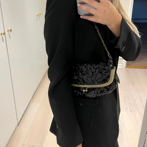 Svart Paljett väska - Svart paljett väska som får plats med mycket!!🖤🖤
