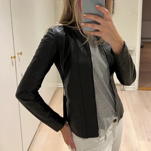 Äkta skinnjacka - En tunnare äkta skinnjacka från Uterqüe i storlek  XS! Fin detalj på ärmarna🖤🖤