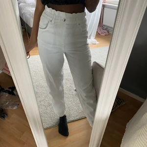 Jeans - Vita jeans med resår i midjan, använda fåtal gånger så de är i jättefint skick. Spårbar frakt tillkommer på 52 kr❤️