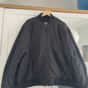 Monki bomber jacket M - oversized bomber jacket from Monki. lines, ribbee cuffs, two pockets, zipper at the front.